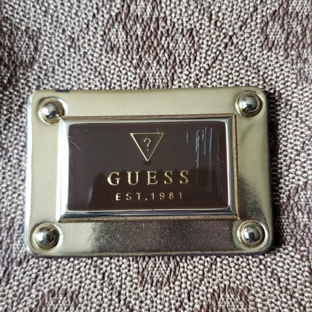 Guess impecable has